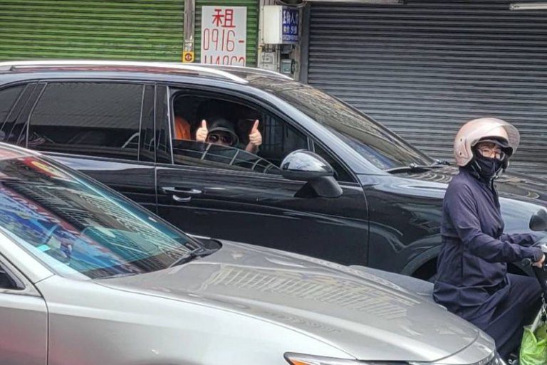 反罷免!高虹安親上街頭 民眾高舉讚表示肯定 反罷免!高虹安親上街頭 民眾高舉讚表示肯定