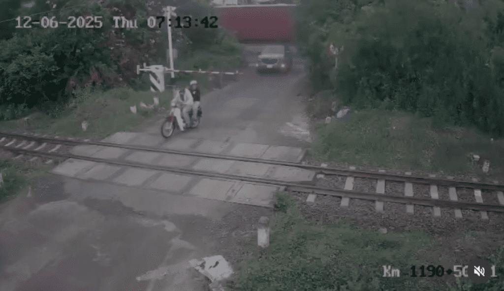 影/穿越柵欄闖鐵軌!越南夫妻騎車雙載無視警示 遭火車迎面撞飛雙亡 影/穿越柵欄闖鐵軌!越南夫妻騎車雙載無視警示 遭火車迎面撞飛雙亡