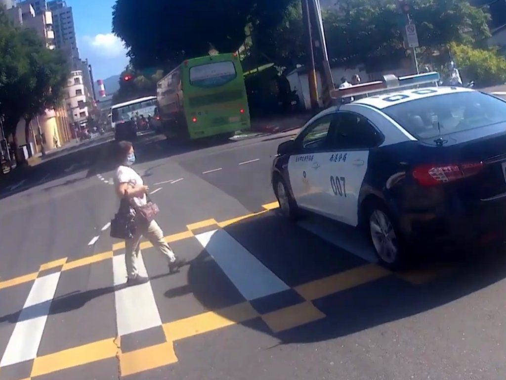 婦人過馬路警車未停讓直直開 南港警認違規依法舉發警員 婦人過馬路警車未停讓直直開 南港警認違規依法舉發警員