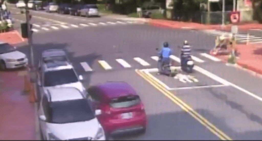 無照駕車肇事畫面曝光！　苗栗後龍男子駕車恍神衝對向車道撞3車