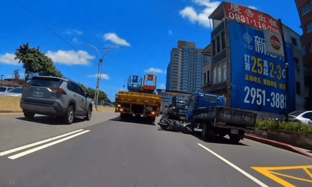 生死一瞬間! 淡水機車碰撞倒地騎士險連人帶車捲入車底下 生死一瞬間! 淡水機車碰撞倒地騎士險連人帶車捲入車底下