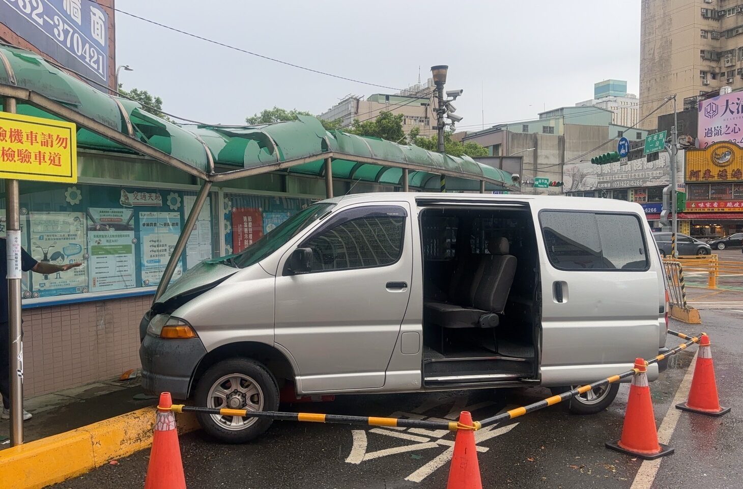 6旬男誤踩油門暴衝 撞破中壢監理站遮雨棚 6旬男誤踩油門暴衝 撞破中壢監理站遮雨棚
