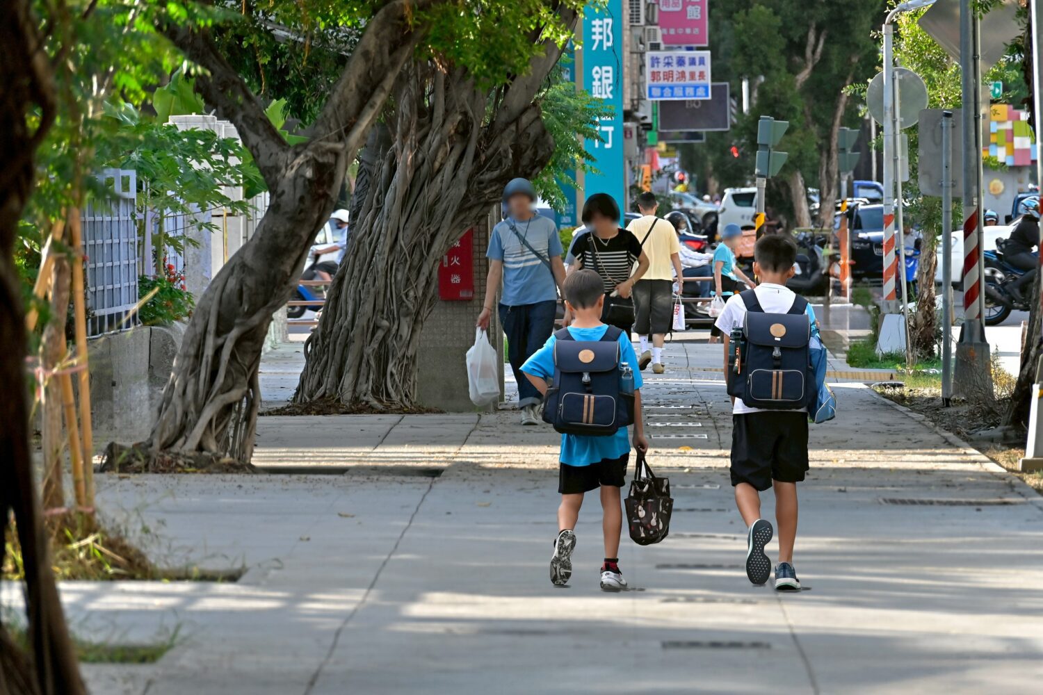 高雄苓洲國小通學步道換新 營造社區通行友善環境