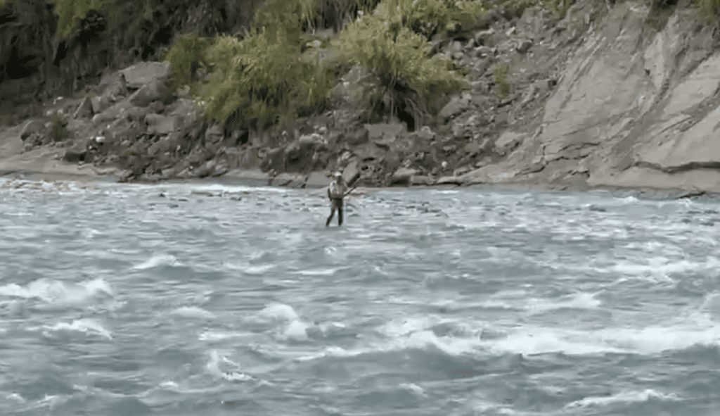 台中民眾受困沙洲！ 　消防隊員救援直升機吊掛脫困