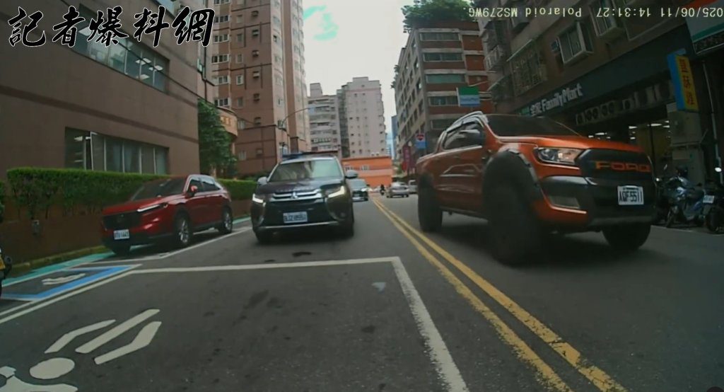 三重日常？皮卡當警車「塑膠」　逆向大外割闖紅燈下場出爐