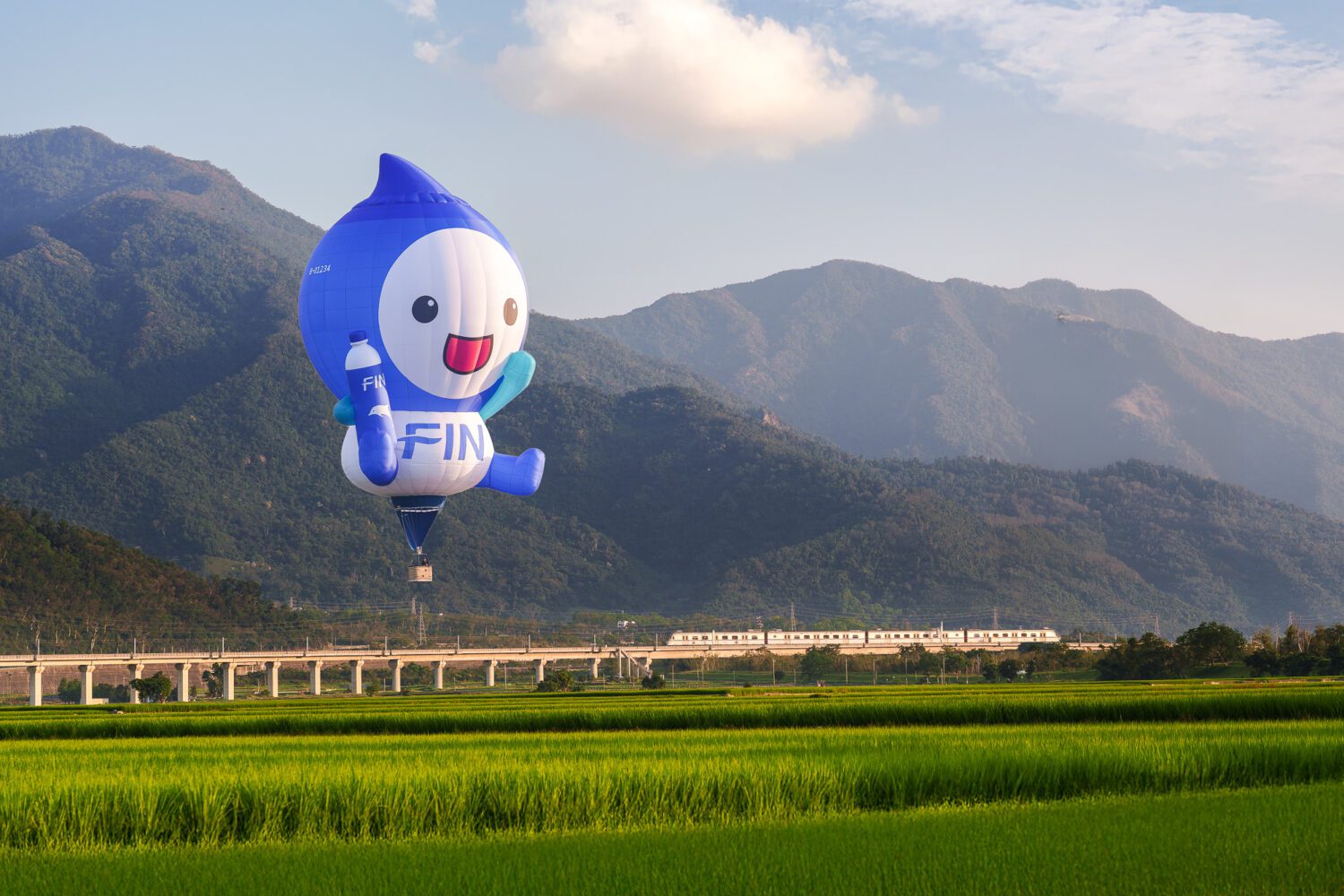 全新造型黑松「FIN水寶」熱氣球將現身2025臺灣國際熱氣球嘉年華 全新造型黑松「FIN水寶」熱氣球將現身2025臺灣國際熱氣球嘉年華