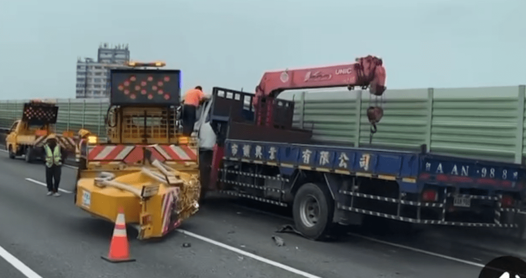 又被撞! 台74線貨車車追撞緩撞車 又被撞! 台74線貨車車追撞緩撞車