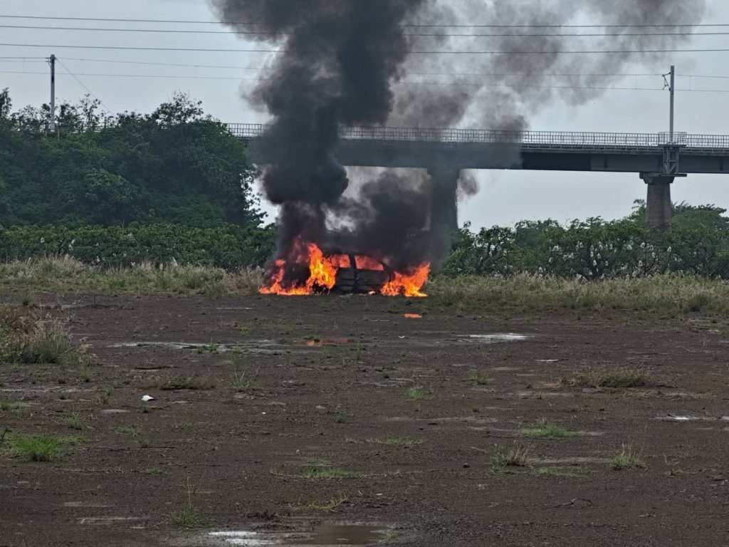快訊／詭火燒車！屏東男困車內成焦屍　警調查冤魂身份