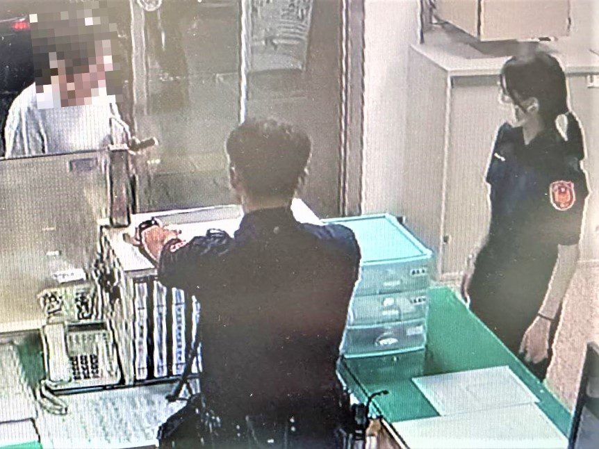 手機沒電困門外　後湖警助少女返家