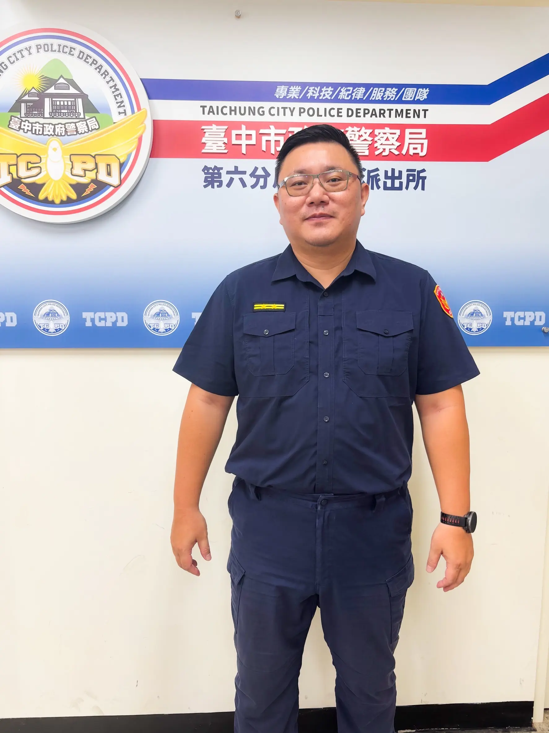 暖警雨中為車禍傷者撐傘 頭一抬想起動畫神曲眼泛淚 暖警雨中為車禍傷者撐傘 頭一抬想起動畫神曲眼泛淚