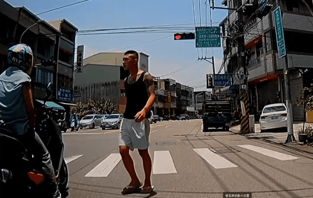 誇張! 台中烏日自小客車闖紅燈還下車嗆人 誇張! 台中烏日自小客車闖紅燈還下車嗆人