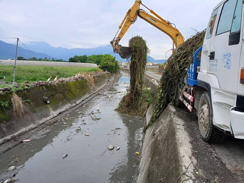 因應汛期來臨 屏東縣加強區排清理作業 因應汛期來臨 屏東縣加強區排清理作業