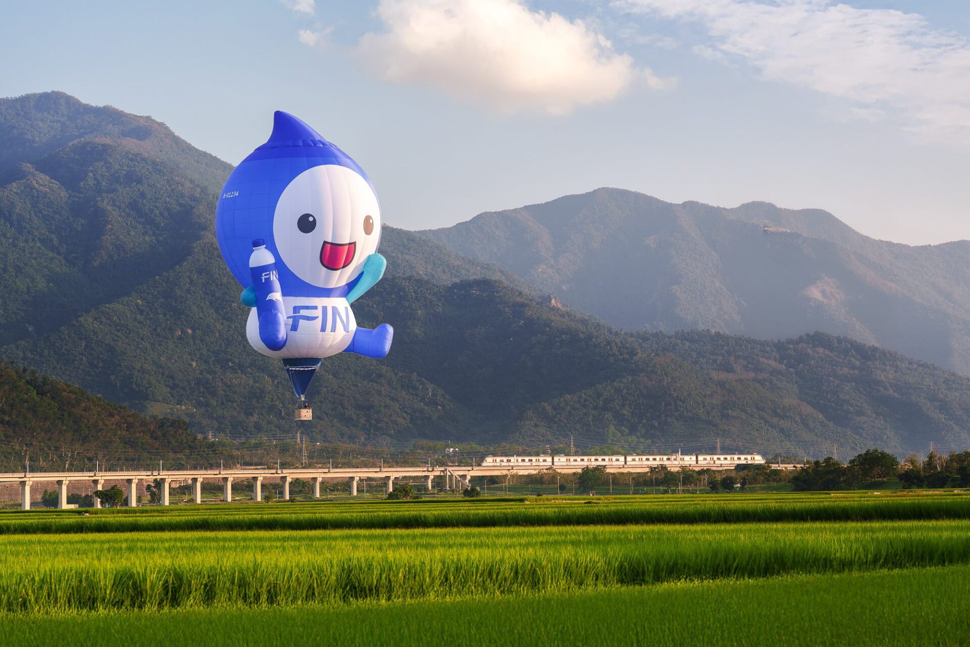 熱氣球嘉年華7/5登場　30公尺超萌巨星「FIN水寶」搶眼亮相