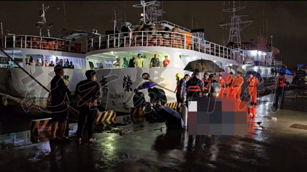 快訊/大批漁工觀屍…高雄男落海「被目睹」斷魂過程 警消暴雨下水搜救 快訊/大批漁工觀屍…高雄男落海「被目睹」斷魂過程 警消暴雨下水搜救