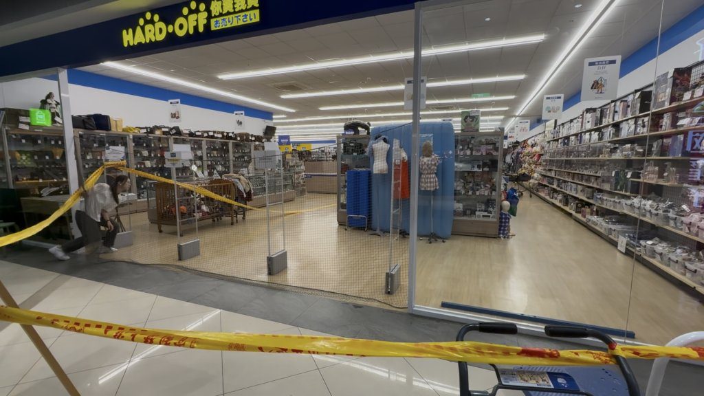 台南男持刀闖賣場「中彈倒地」急送醫搶救 目擊者:警察救了民眾 台南男持刀闖賣場「中彈倒地」急送醫搶救 目擊者:警察救了民眾