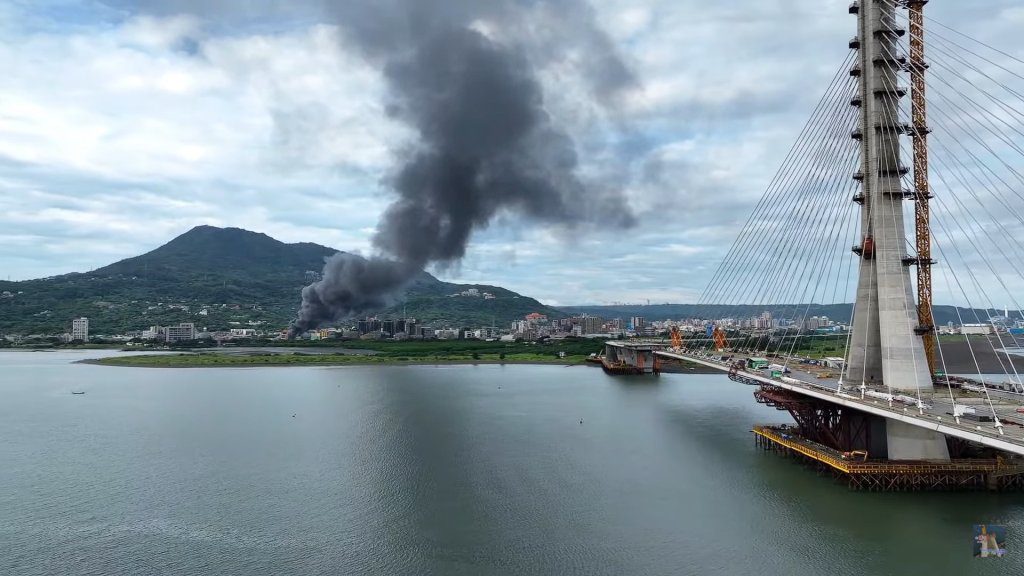 八里工廠清晨突發大火　濃煙竄天嚇壞居民　所幸無人傷亡