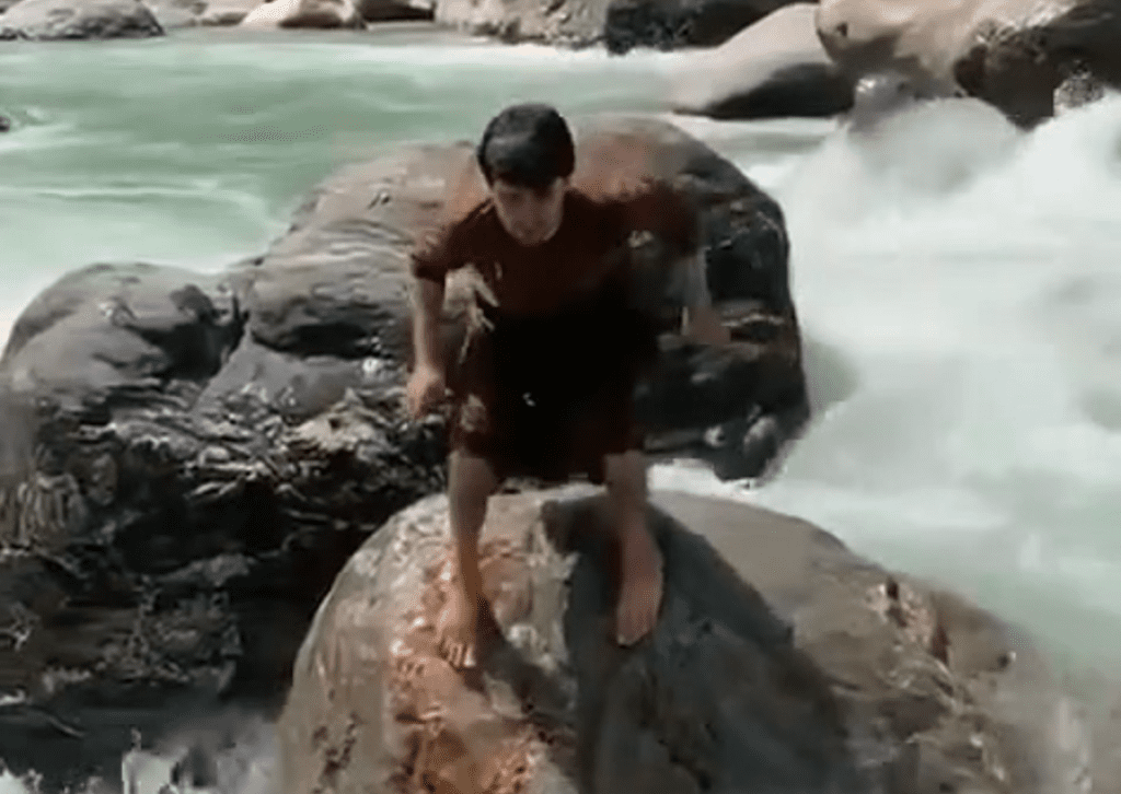 影/河邊拍跳石頭影片失足!遊客跌入水中遭沖走影片瘋傳 失蹤2天疑已溺斃 影/河邊拍跳石頭影片失足!遊客跌入水中遭沖走影片瘋傳 失蹤2天疑已溺斃