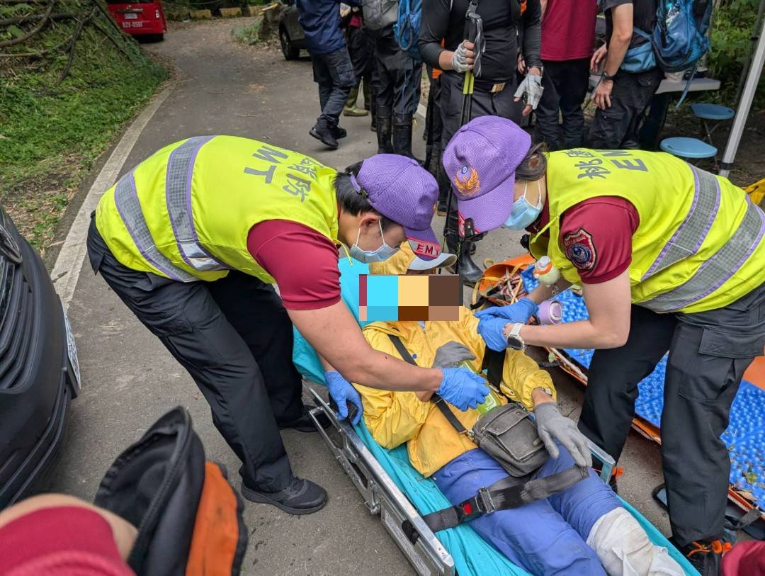 女山友爬南插天山摔骨折 桃消第四大隊耗16小時救援 女山友爬南插天山摔骨折 桃消第四大隊耗16小時救援