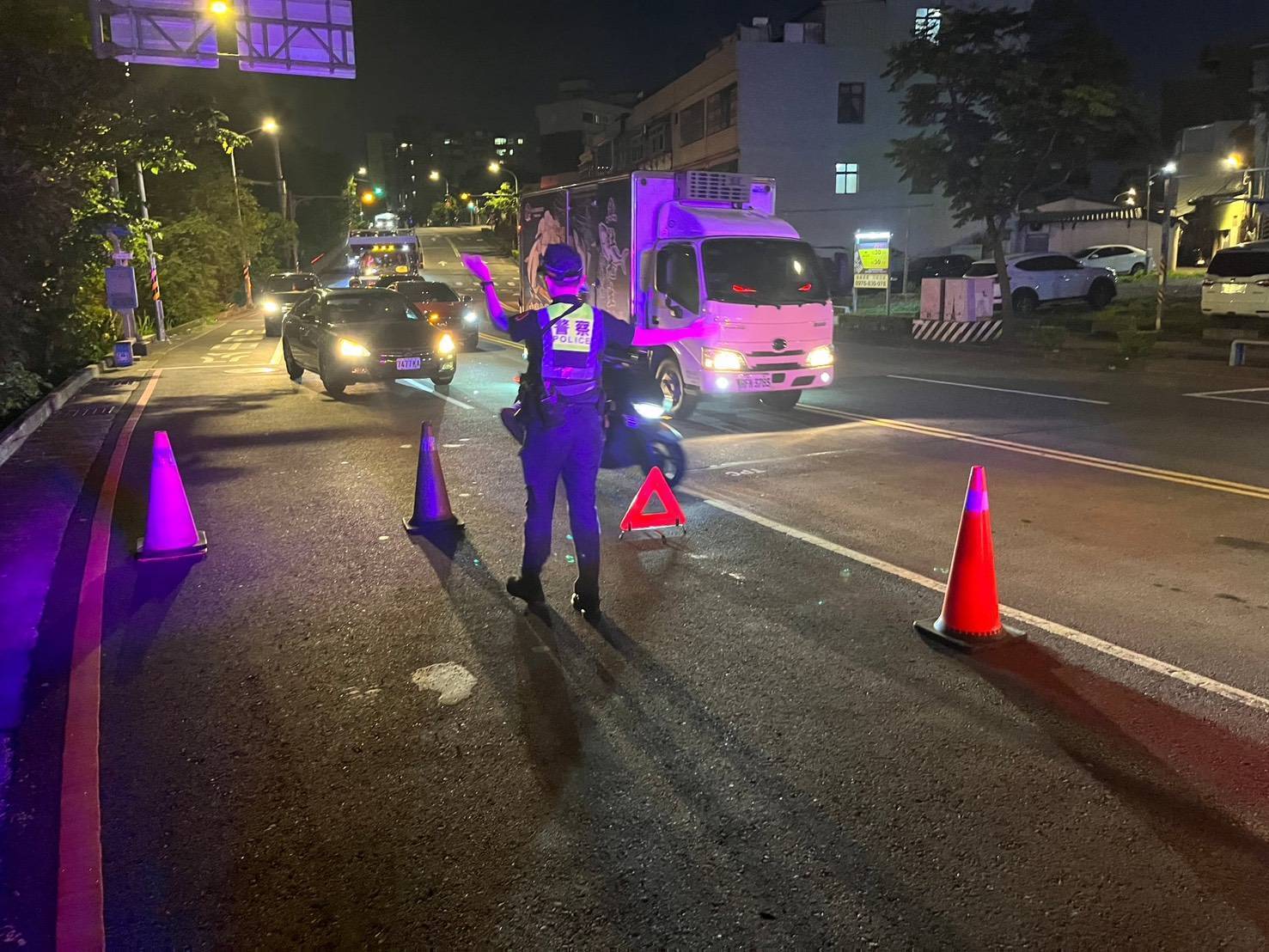 車輛爆胎受困車道 八德警設錐導引車流避事故 車輛爆胎受困車道 八德警設錐導引車流避事故