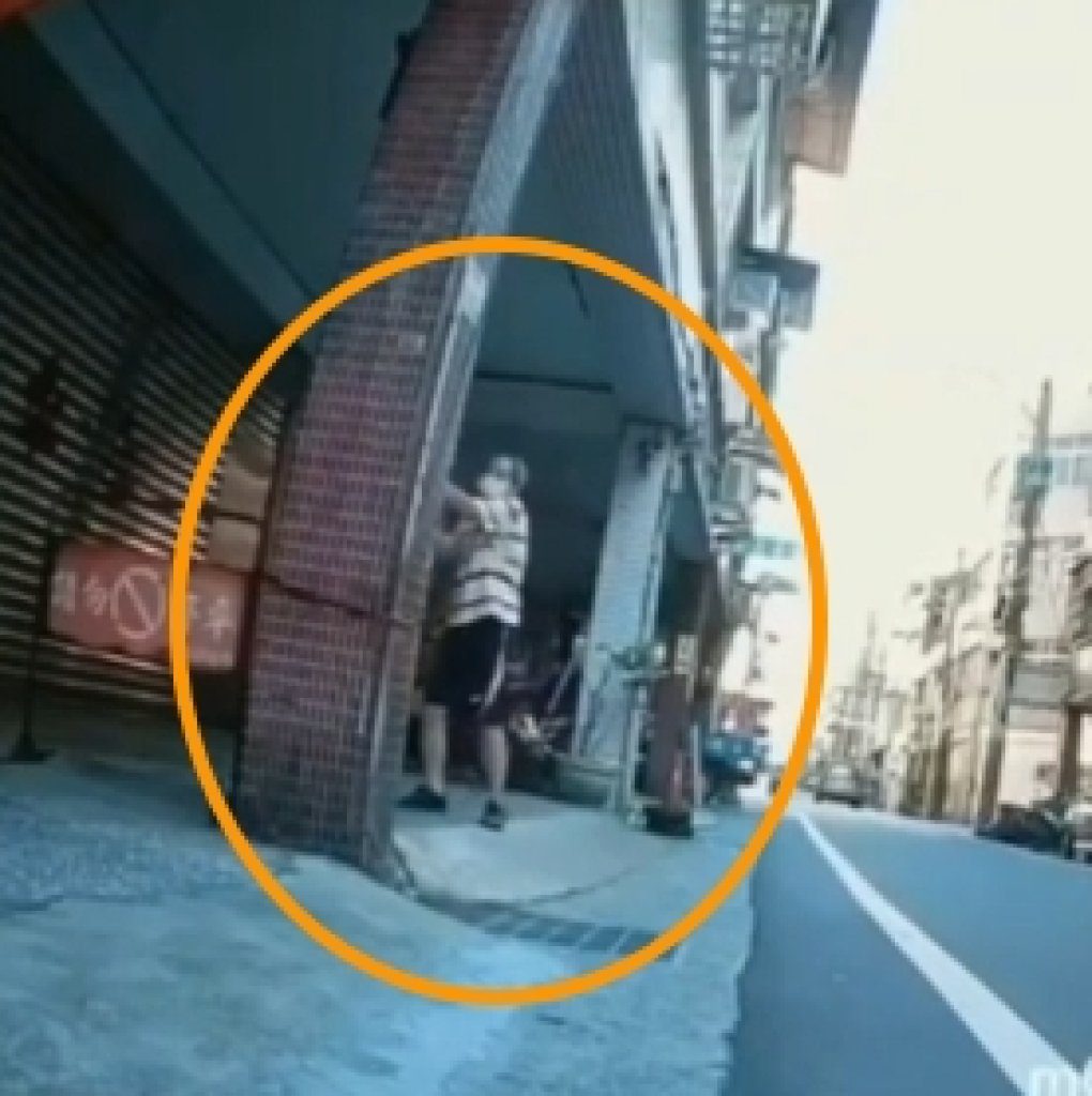 影/「你欠我錢!」男子街頭揮水瓶追人 警消3分鐘急制伏強制送醫 影/「你欠我錢!」男子街頭揮水瓶追人 警消3分鐘急制伏強制送醫