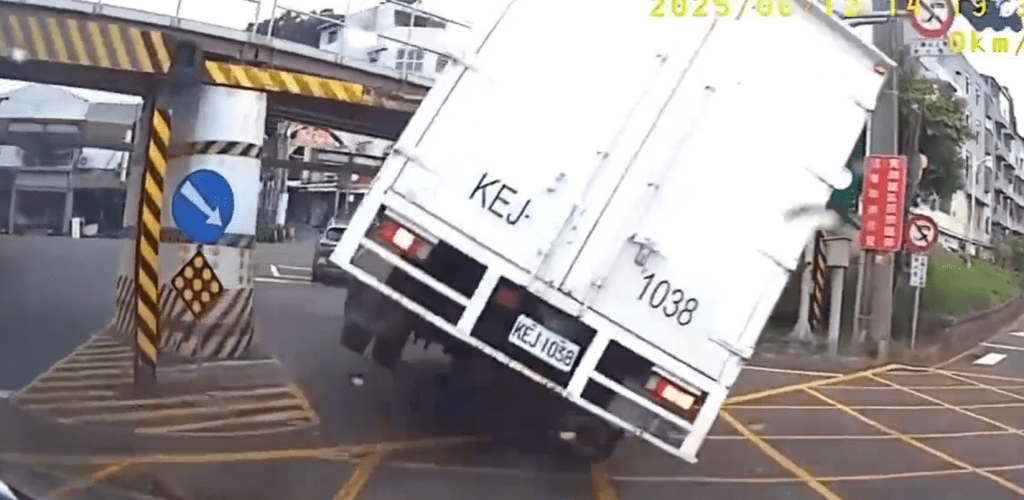 阿里山森林鐵道陸橋被撞！ 　貨車未注意限高撞擊翻覆