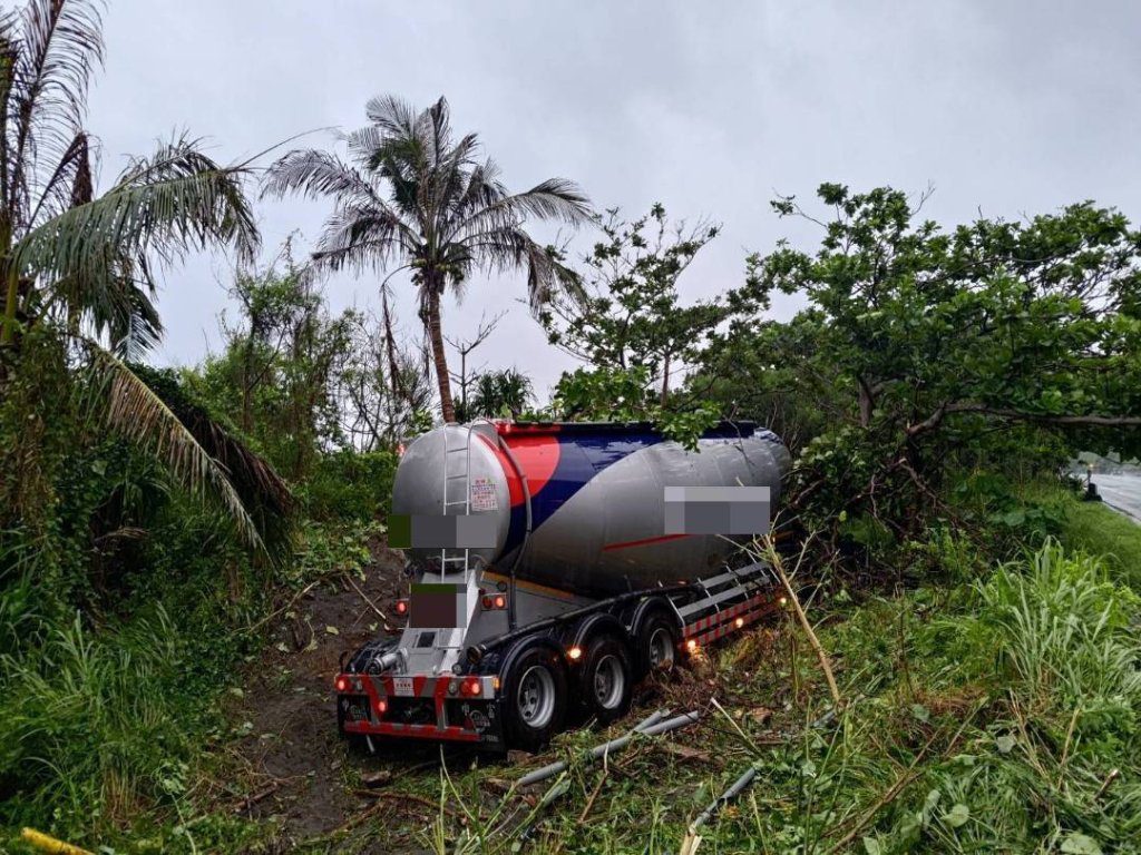 台9線油罐車事故! 衝進對向車路旁樹林駕駛受傷 台9線油罐車事故! 衝進對向車路旁樹林駕駛受傷