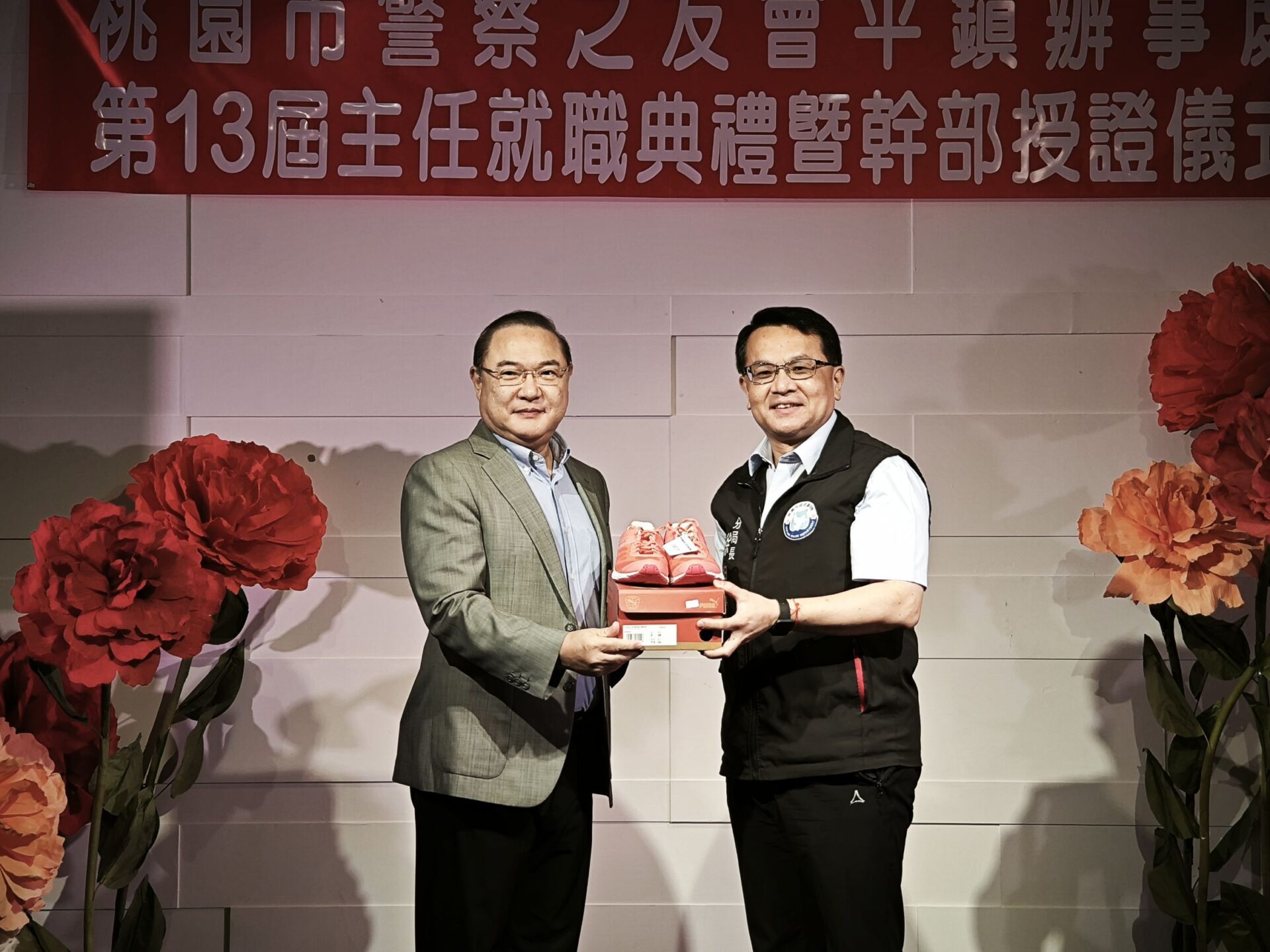 慶祝警察節 警友辦事處贈平警運動鞋、外套 慶祝警察節 警友辦事處贈平警運動鞋、外套