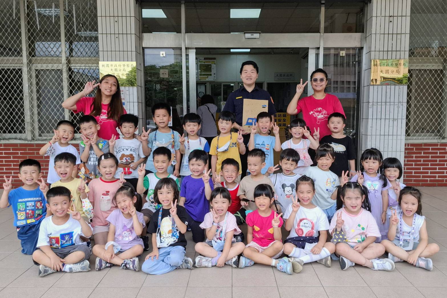 幼兒園學童前進大園分局 送上警察節祝福 幼兒園學童前進大園分局 送上警察節祝福