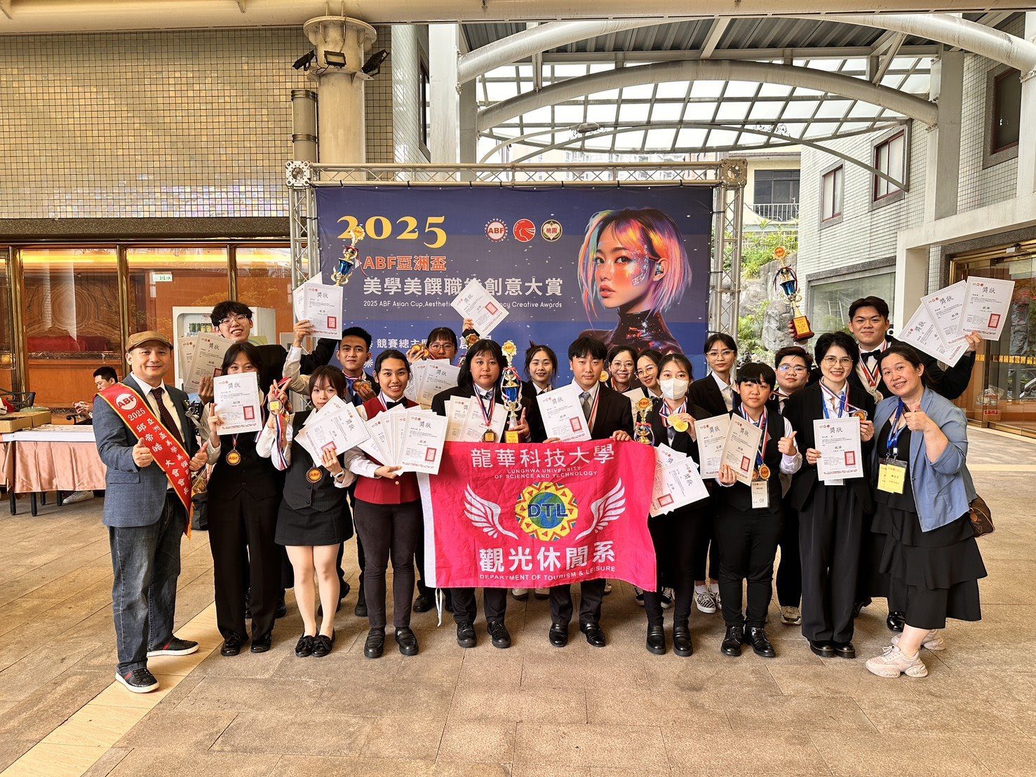 奪35面獎牌!龍華科大展現實力 橫掃亞洲美學美饌職能創意大賞 奪35面獎牌!龍華科大展現實力 橫掃亞洲美學美饌職能創意大賞