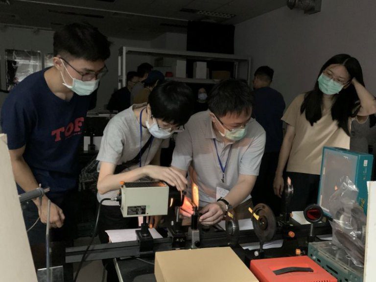 AI技術衝擊翻譯工作 資深譯者轉戰半導體成製程工程師 AI技術衝擊翻譯工作 資深譯者轉戰半導體成製程工程師