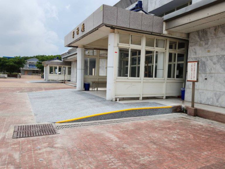 竹市殯儀館禮廳入口升級為無障礙斜坡 打造友善追思空間 竹市殯儀館禮廳入口升級為無障礙斜坡 打造友善追思空間