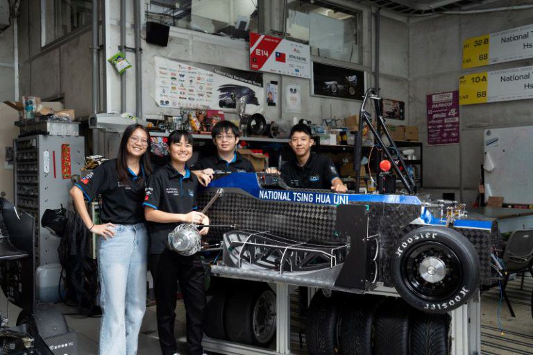 清大輕量化碳纖維賽車亮相 挑戰歐洲方程式大賽 清大輕量化碳纖維賽車亮相 挑戰歐洲方程式大賽