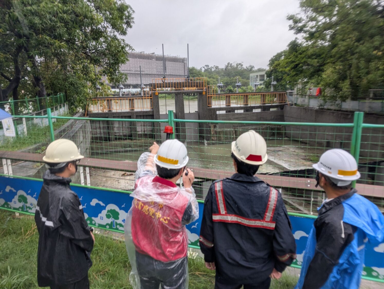 高雄降暴雨!陳其邁親臨視察排水及疏通側溝 高雄降暴雨!陳其邁親臨視察排水及疏通側溝