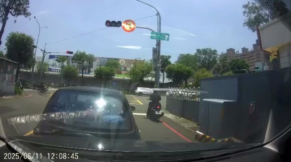 影/阿伯開車倒退嚕!撞到後車先開嗆「你撞我」 網友傻眼:睜眼說瞎 影/阿伯開車倒退嚕!撞到後車先開嗆「你撞我」 網友傻眼:睜眼說瞎