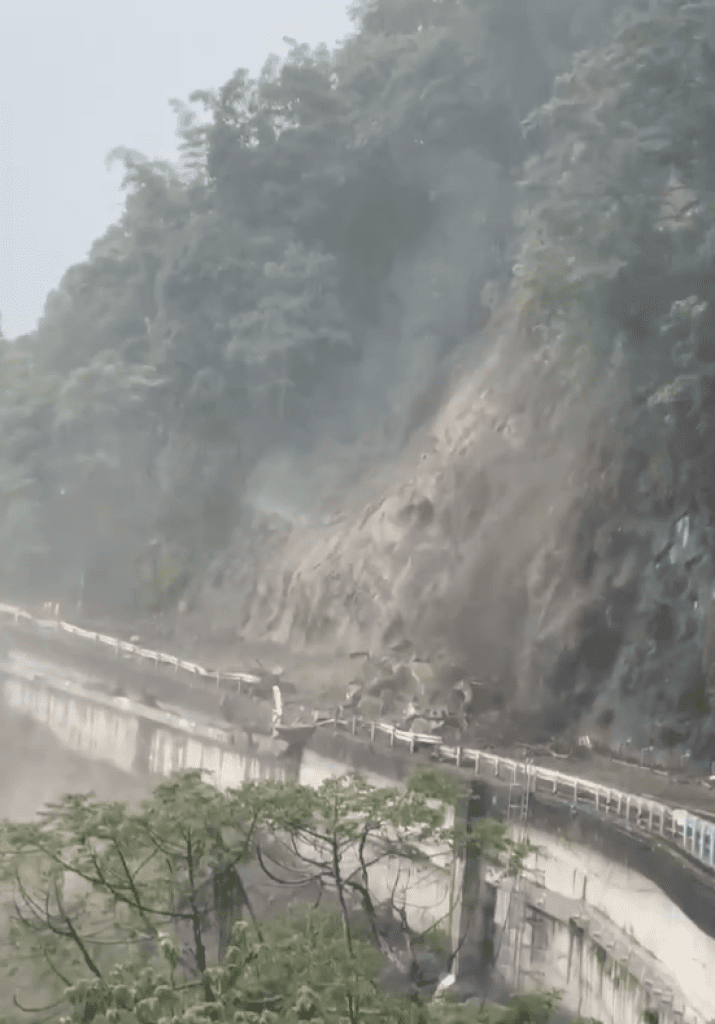 直擊中埔鄉台3線坍方! 落石發出巨響怵目驚心景象曝光 直擊中埔鄉台3線坍方! 落石發出巨響怵目驚心景象曝光