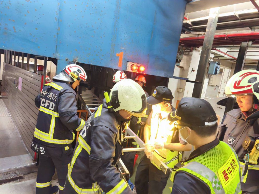 台中地下停車場傳意外! 60歲男摔落機械停車位下方骨折 台中地下停車場傳意外! 60歲男摔落機械停車位下方骨折