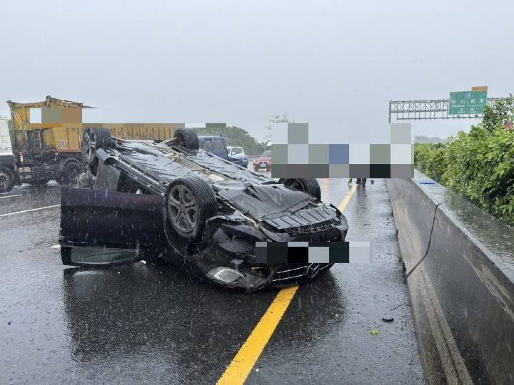 國道1號連環車禍!轎車閃大車自撞翻覆 後方3車追撞 國道1號連環車禍!轎車閃大車自撞翻覆 後方3車追撞