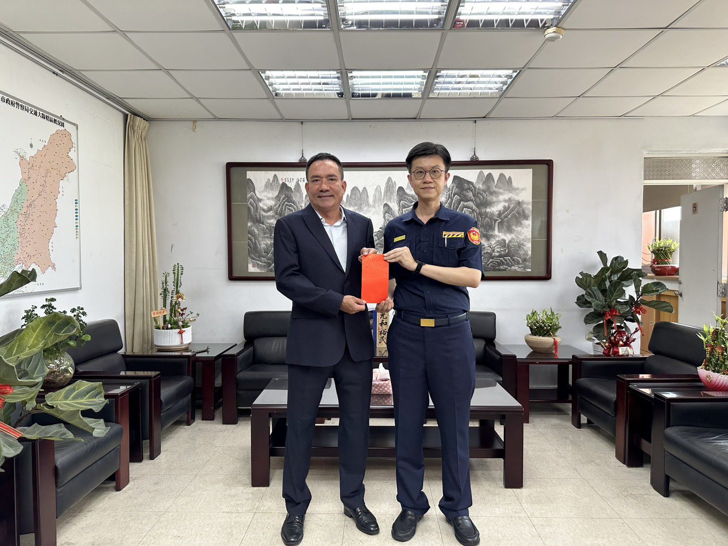 警察節前夕 高雄市義交大隊長現身送祝福 警察節前夕 高雄市義交大隊長現身送祝福