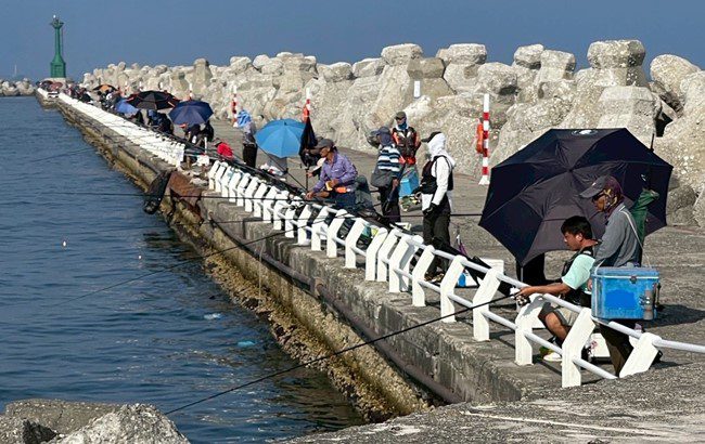 港務公司拓展休閒漁區 高雄港北防波堤成釣魚天堂 漁獲滿滿 港務公司拓展休閒漁區 高雄港北防波堤成釣魚天堂 漁獲滿滿