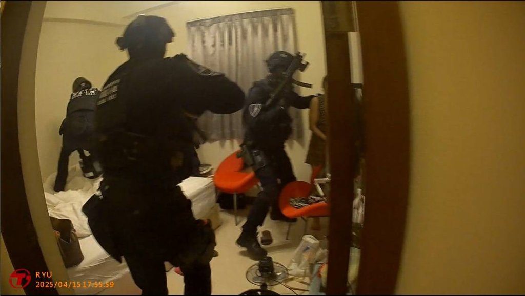 攻堅畫面曝光!通緝犯擁槍毒躲台東民宿 警攻堅睡夢中遭逮 攻堅畫面曝光!通緝犯擁槍毒躲台東民宿 警攻堅睡夢中遭逮