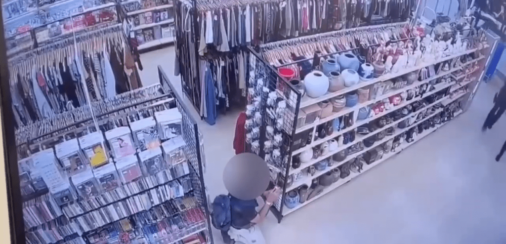 有片/醉男二手店揮武士刀曝!警喝斥走火「他頸中彈」命危 46歲男躺加護病房 有片/醉男二手店揮武士刀曝!警喝斥走火「他頸中彈」命危 46歲男躺加護病房