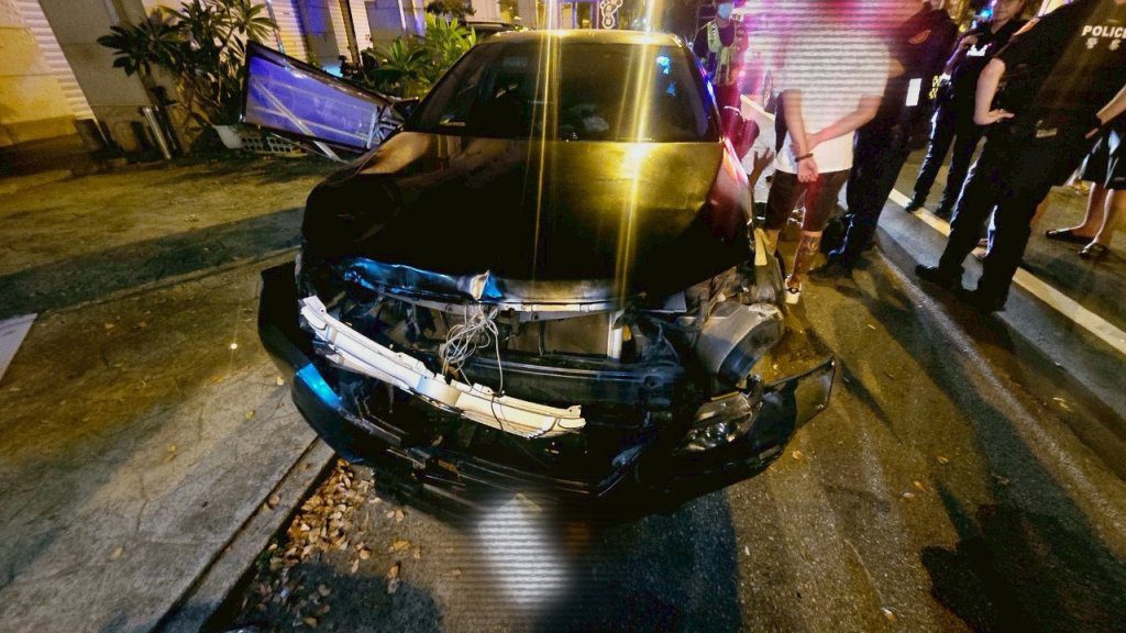 苗栗頭份疑毒駕肇事!撞路旁停車及店家招牌 車內搜出毒品及吸毒工具 苗栗頭份疑毒駕肇事!撞路旁停車及店家招牌 車內搜出毒品及吸毒工具