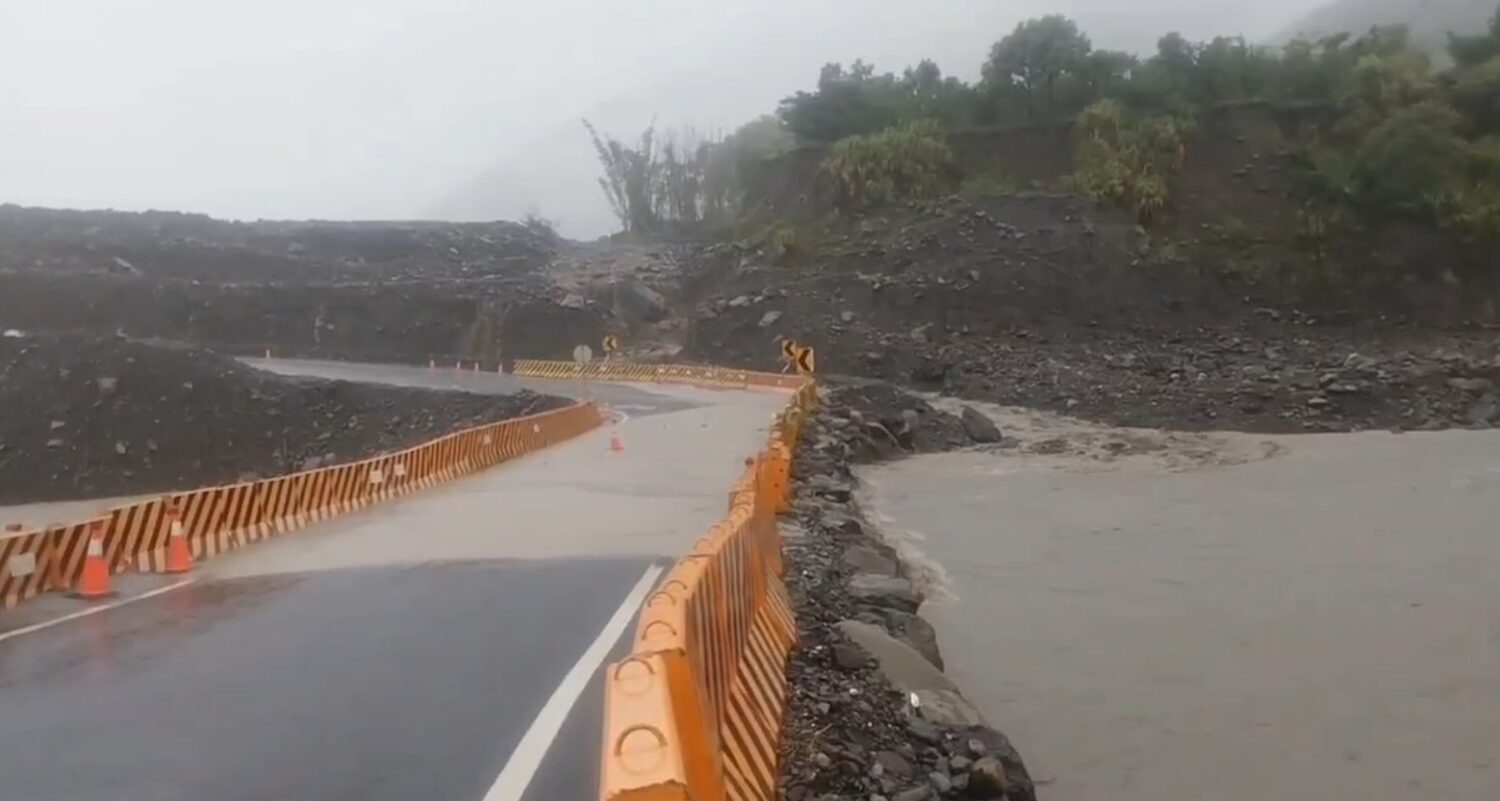 台20線南橫公路勤和-復興河床便道 遭土石流沖刷道路中斷 台20線南橫公路勤和-復興河床便道 遭土石流沖刷道路中斷