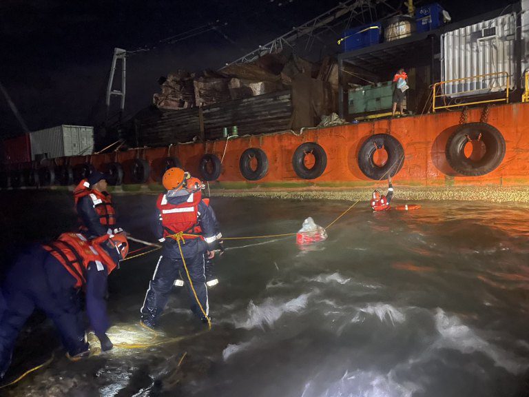 工作平台擱淺屏東海域 海巡驚險助4船員脫困 工作平台擱淺屏東海域 海巡驚險助4船員脫困