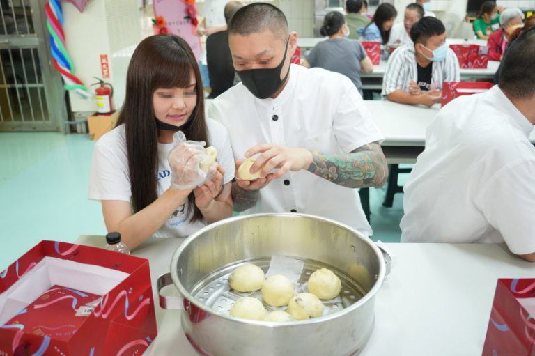「麵」向新生攜手前行　新竹監獄辦理「中式麵食加工班結訓典禮暨家庭日」活動