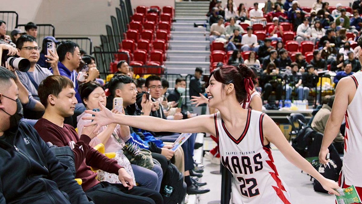 菲菲首年進軍籃球應援即奪「年度啦啦隊員」 台新戰神團隊齊賀喜 菲菲首年進軍籃球應援即奪「年度啦啦隊員」 台新戰神團隊齊賀喜