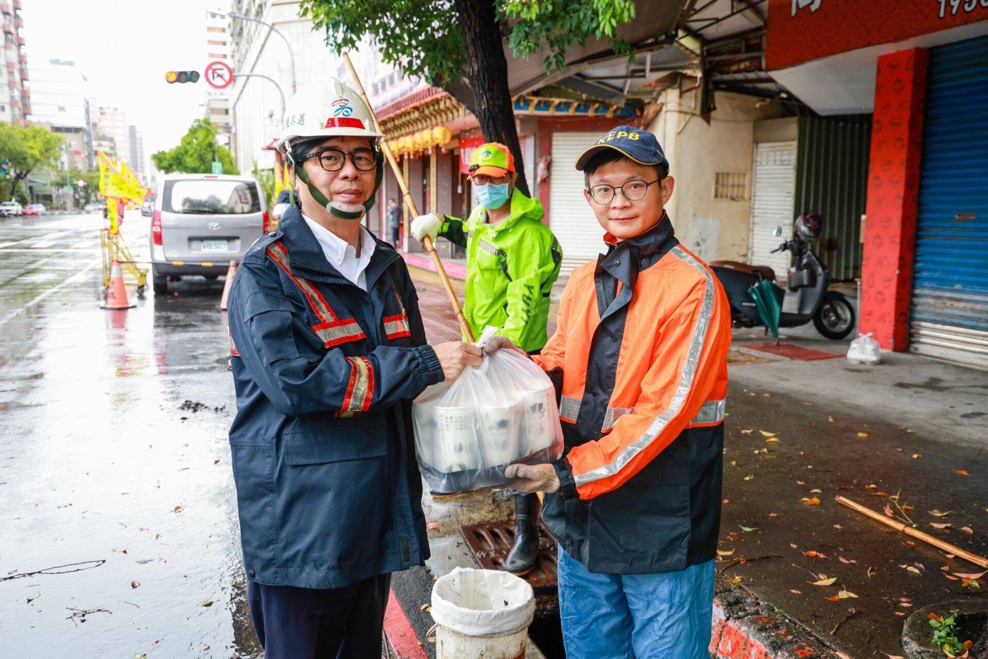 高雄降下豪雨 陳其邁市長視察 水利設施及側溝疏通 高雄降下豪雨 陳其邁市長視察 水利設施及側溝疏通