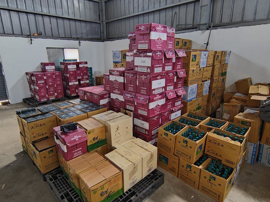 偽酒集團找10年老手當「顧問」售出萬瓶獲利逾2千萬 檢警逮23人