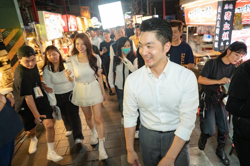 蔣萬安推廣夜市軟實力 親自帶啦啦隊女神李雅英逛夜市 蔣萬安推廣夜市軟實力 親自帶啦啦隊女神李雅英逛夜市