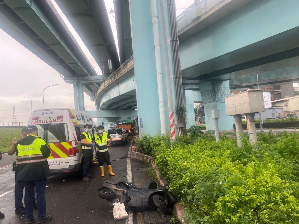 快訊/新北市女騎士遭聯結車輾過 當場爆頭慘死 快訊/新北市女騎士遭聯結車輾過 當場爆頭慘死